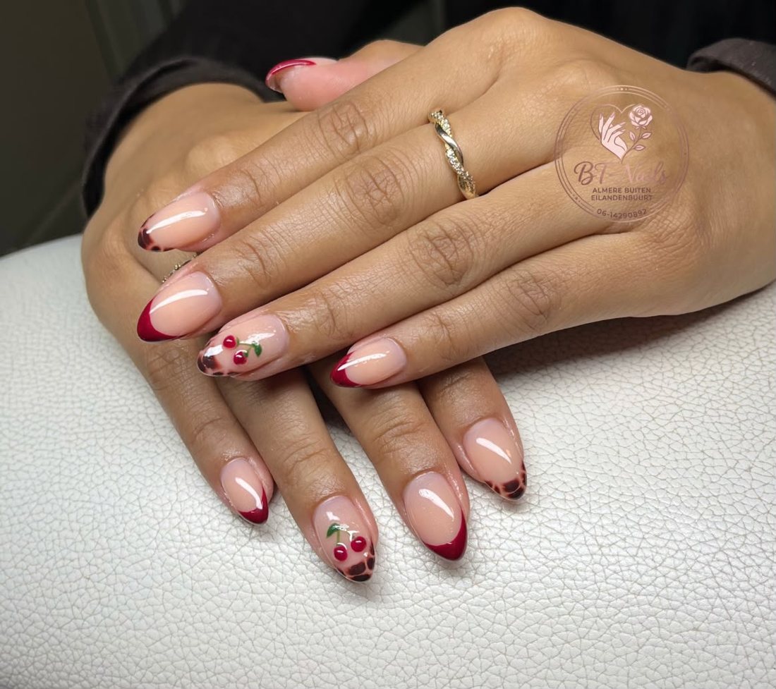 Nude nagels met dieprode French tips, kersjes en luipaardprint
