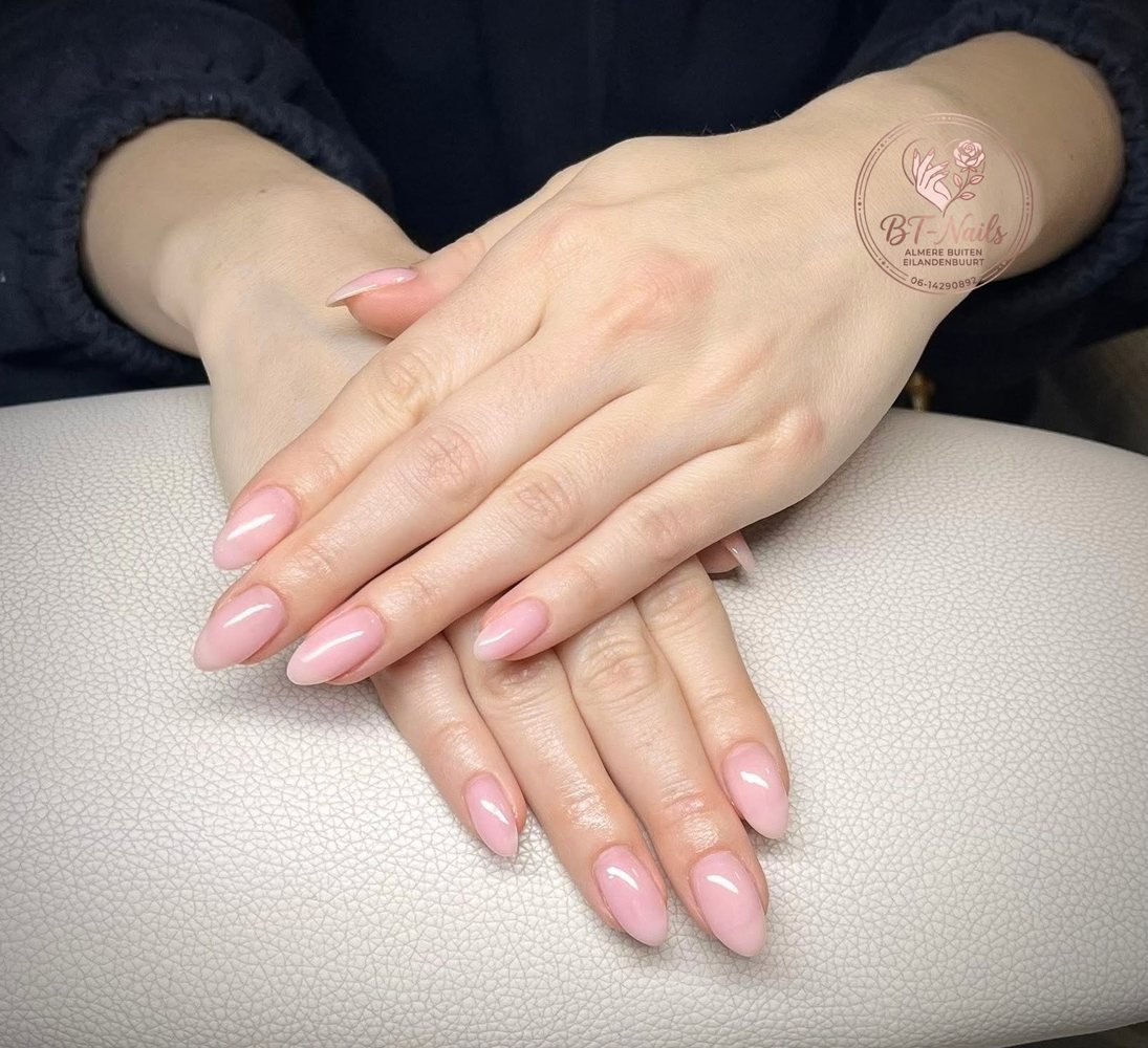 Milky Pink Almond BIAB-nagels