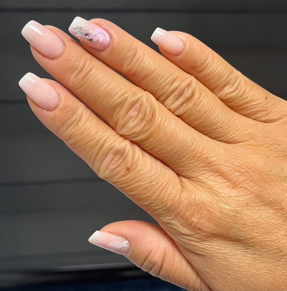 Babyboom nails met zilveren nail art