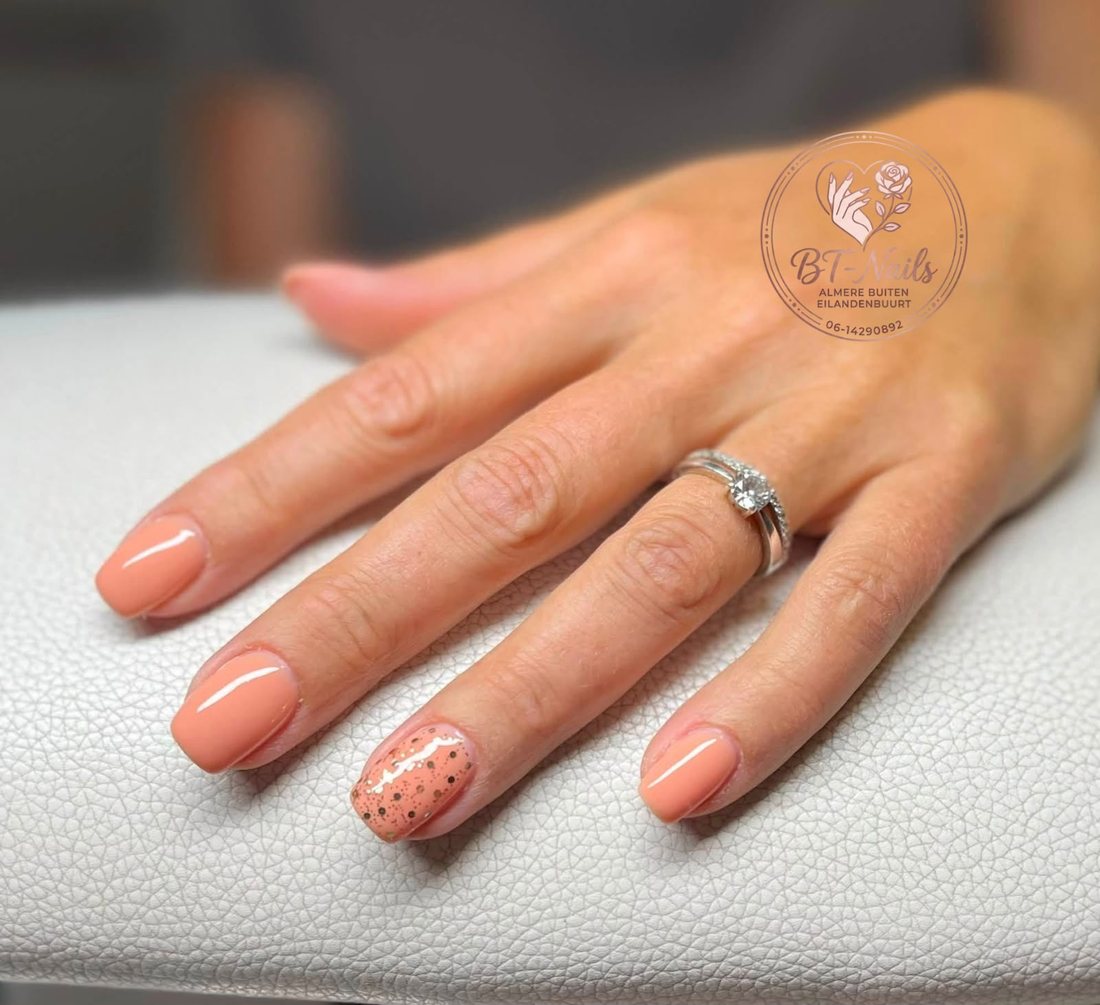 Perzik nude nagels met roségouden glitter accent