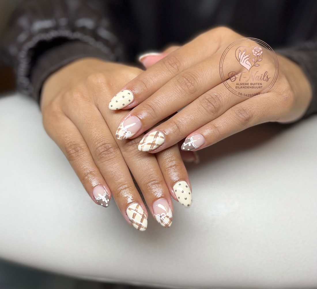 Crème nagels met ruitjespatroon, stippen en strikjes