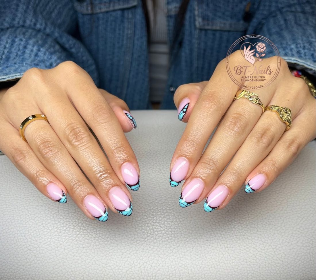 Roze nagels met vlinderprint